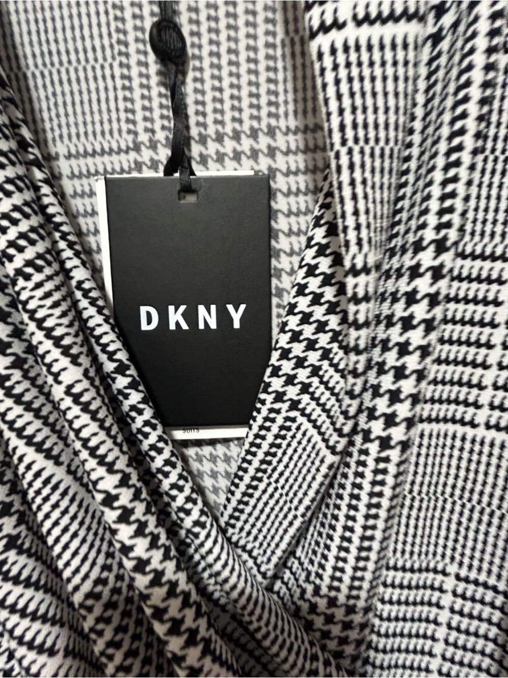 DKNY women’s NWT size M Black and White Plaid Draped V-Neck top. GREAT brand - Picture 4 of 7